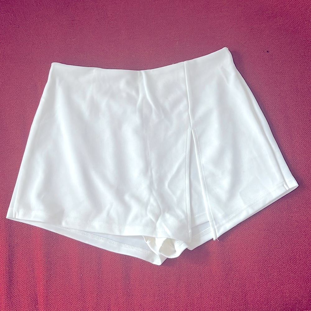 Whit skort with thigh high split